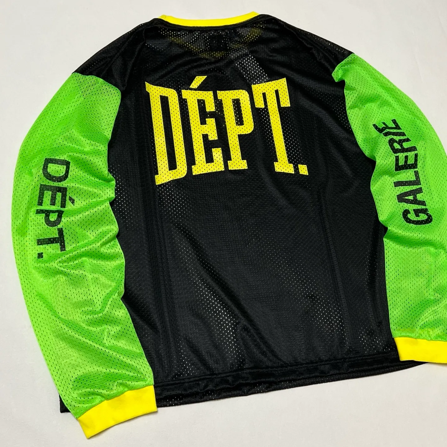 GALLERY DEPT. SPORT ELEGANT L/S BLK/GRN/YLW DEPT. Mesh color-blocked long-sleeved jersey. Black S-XL mesh item is a must-have for every fashionista. Soft, breathable and comfortable to wear alone. Layered to match the fashion pioneer. Original dyed mesh fabric. No color difference. Original printing process. Durable after washing and does not fall off. Original consistent main label/hangtag/composition and water label.